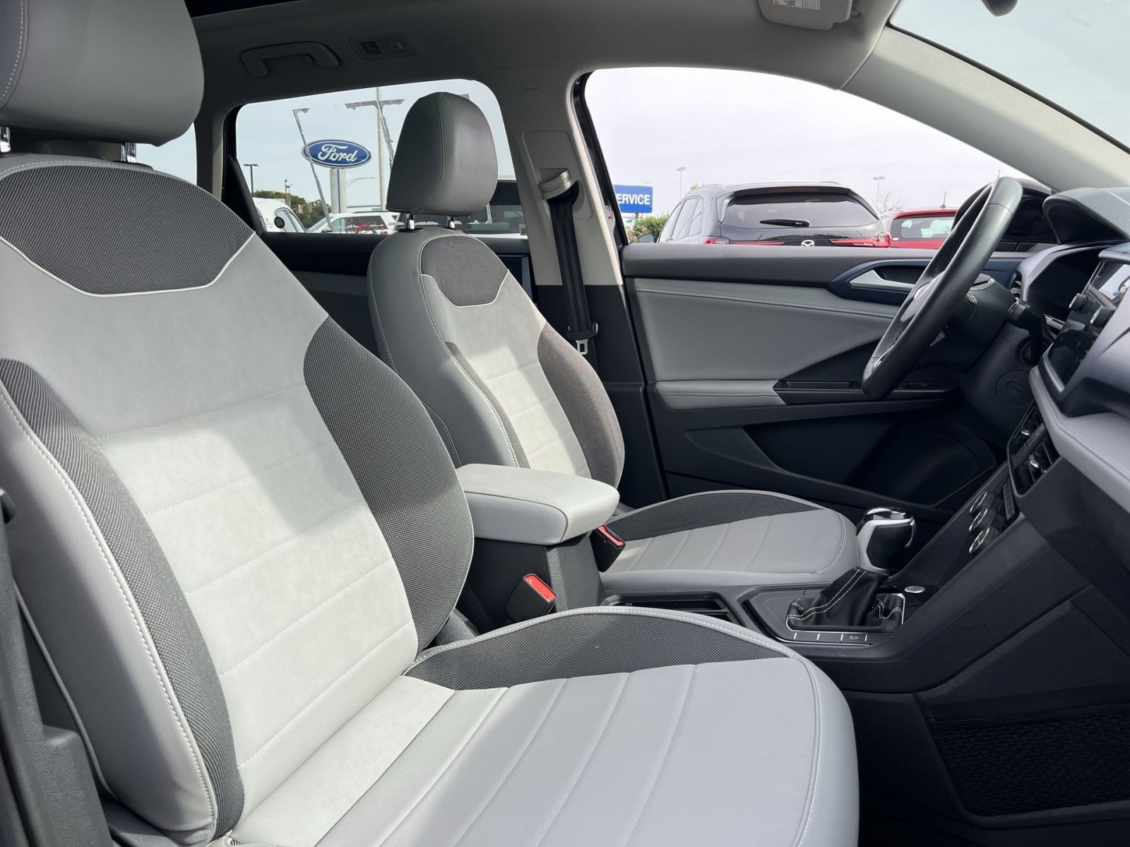 Used 2024 Volkswagen Taos SE w/ Panoramic Sunroof Package FWD image 26