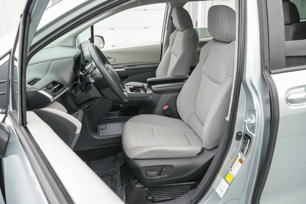 Used 2023 Toyota Sienna LE FWD image 11
