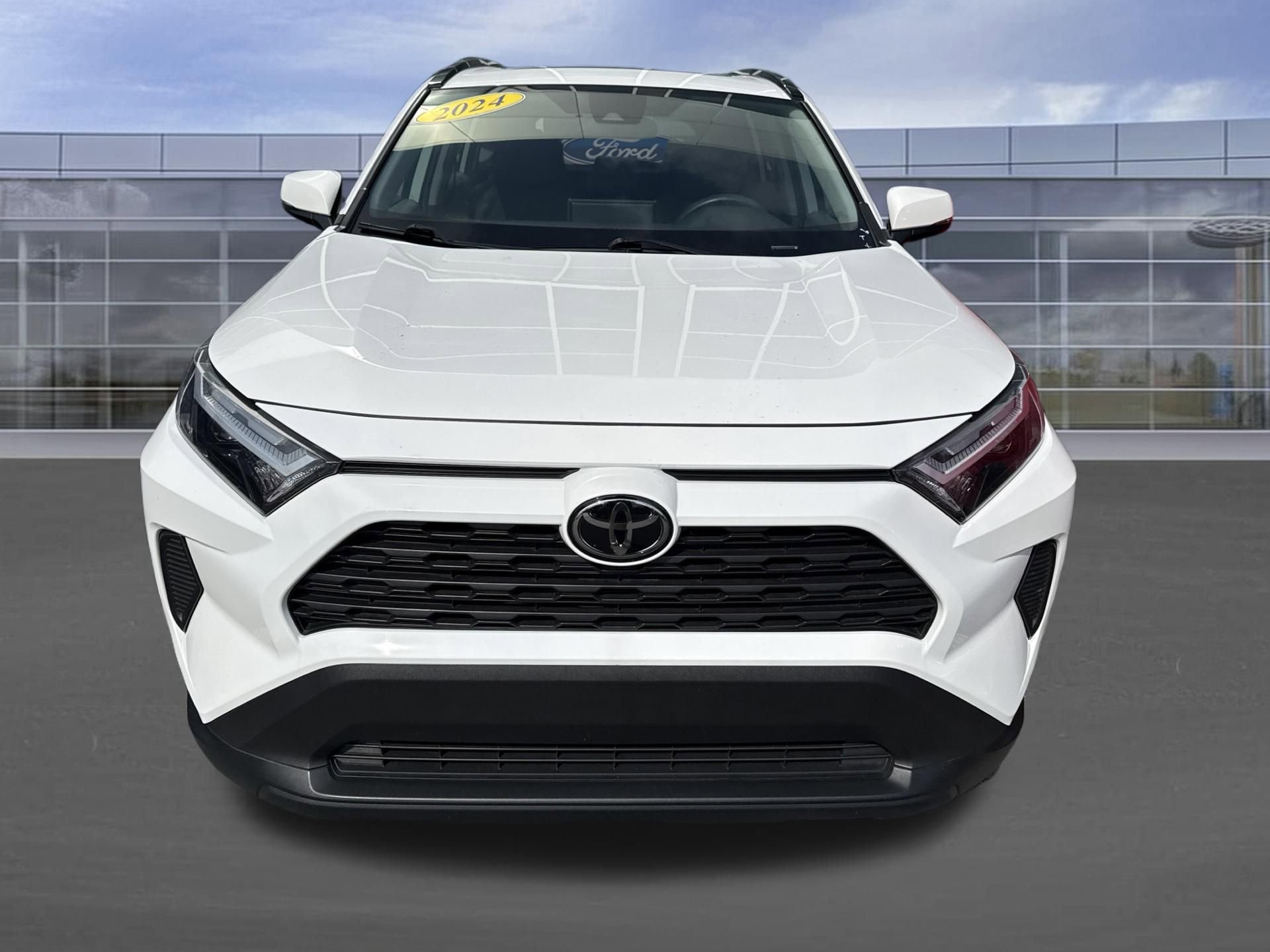Used 2024 Toyota RAV4 XLE w/ Convenience Package FWD image 8