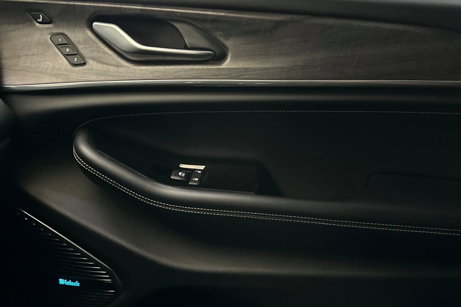 Used 2022 Jeep Grand Cherokee L Overland w/ Advanced Protech Group III image 18