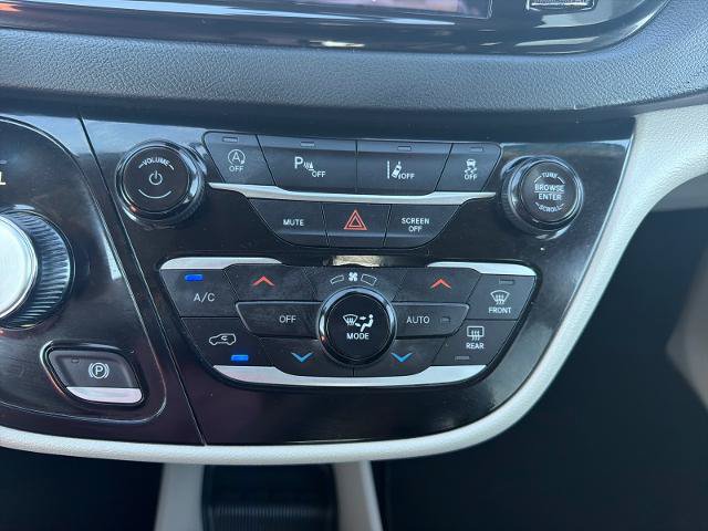 Used 2024 Chrysler Pacifica Touring-L FWD image 24