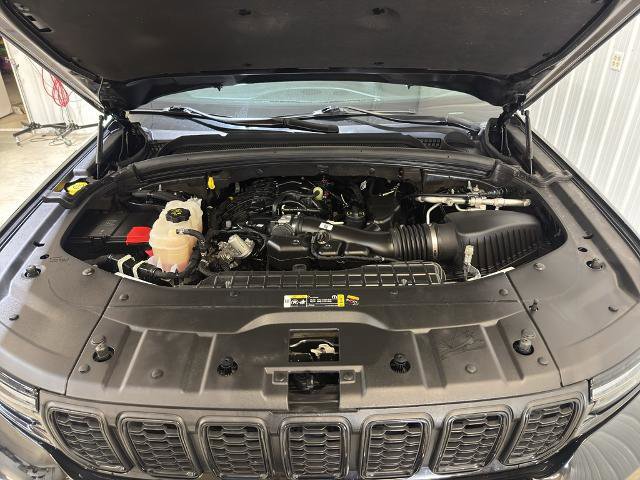 Used 2023 Jeep Grand Cherokee L Limited w/ Black Appearance Package image 11