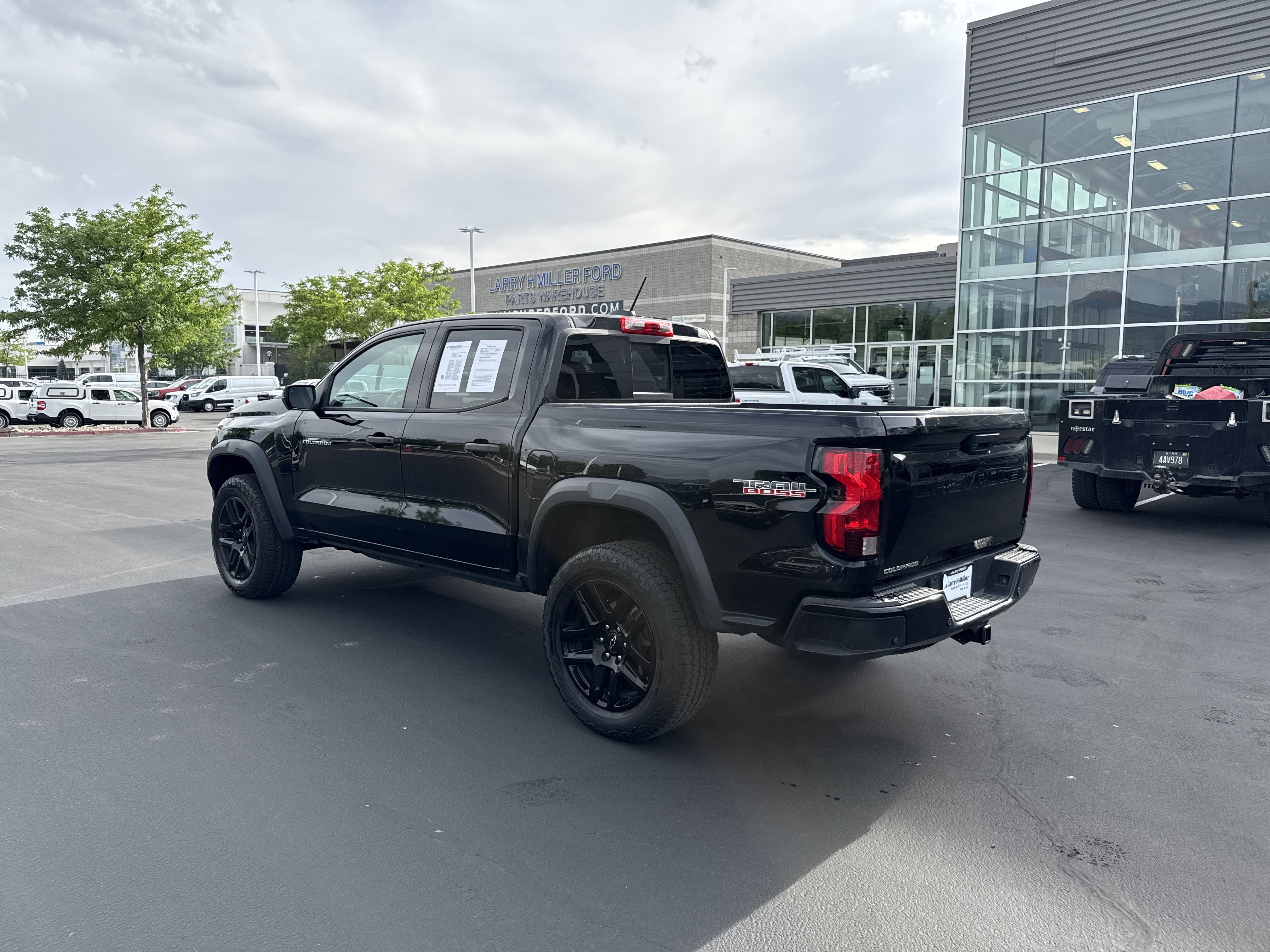 Used 2023 Chevrolet Colorado Trail Boss w/ Technology Package AWD/4WD image 3