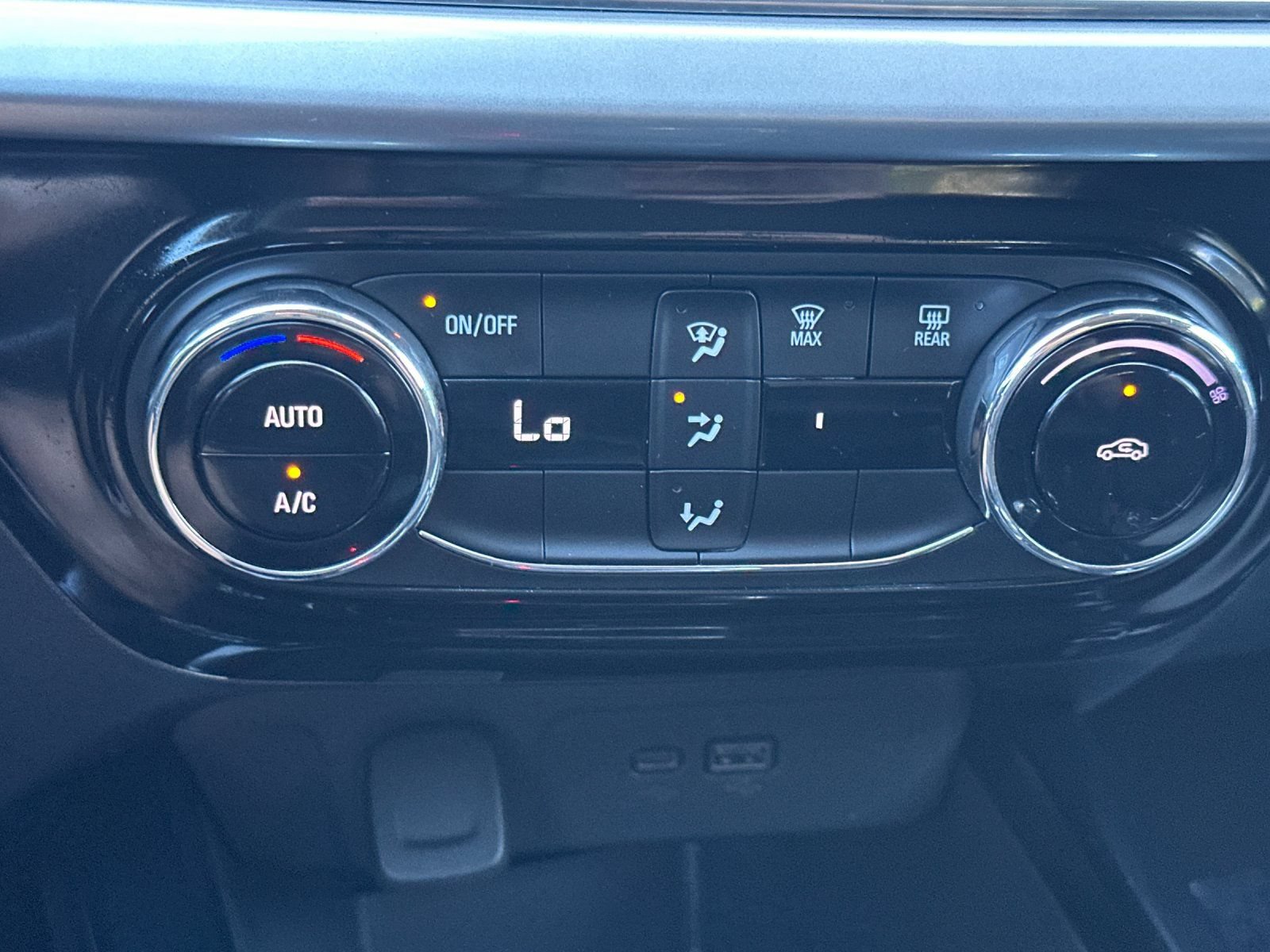Used 2024 Chevrolet Trax LT FWD image 21