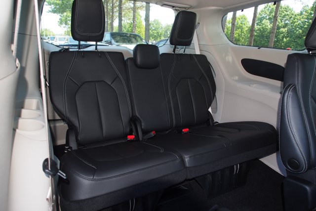 Used 2022 Chrysler Pacifica Touring-L FWD image 15