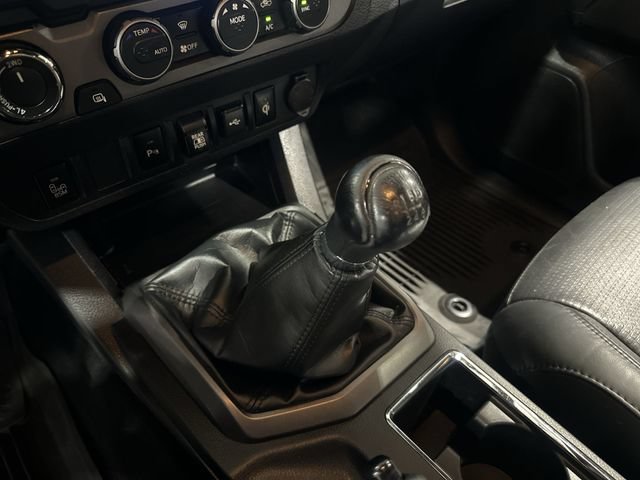 Used 2022 Toyota Tacoma TRD Sport w/ TRD Premium Sport Package AWD/4WD image 27