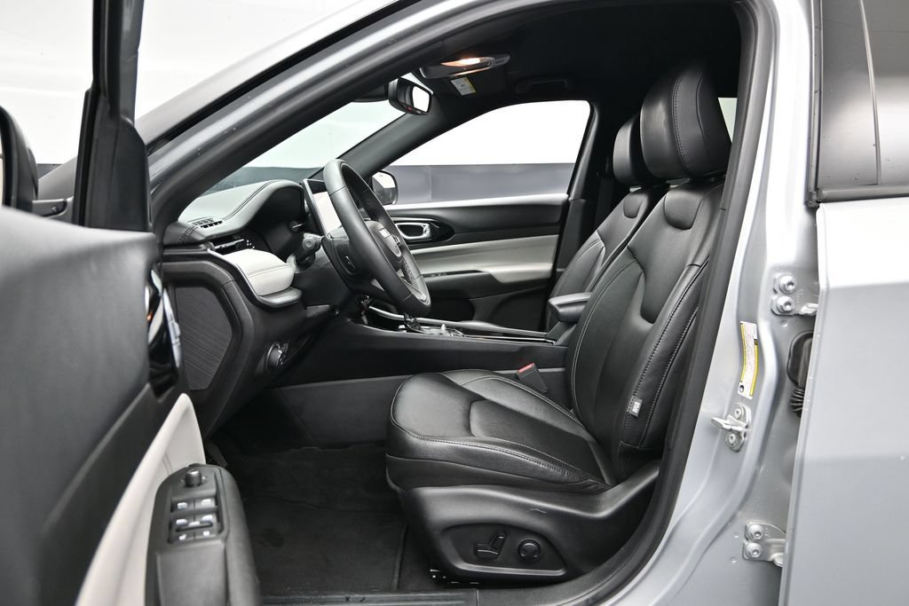 Used 2025 Jeep Compass Limited AWD/4WD image 19