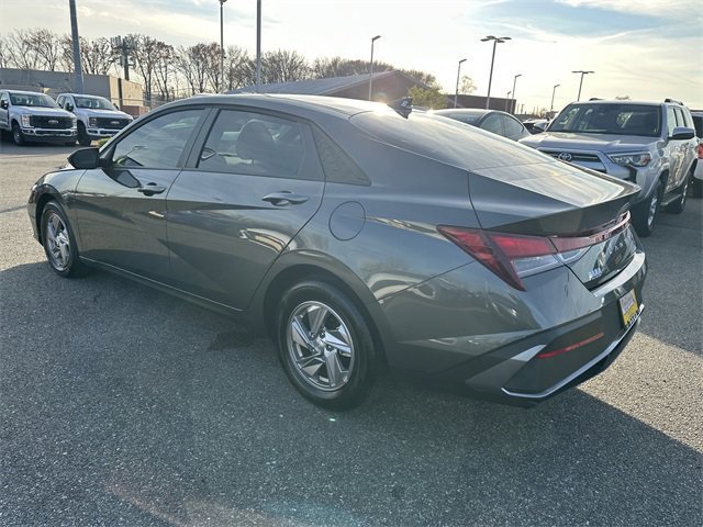 Used 2025 Hyundai Elantra SE image 3