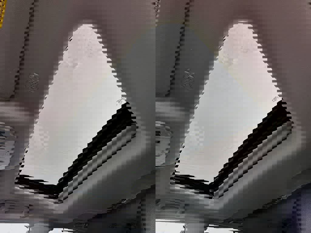 Used 2020 Toyota Highlander XLE image 30