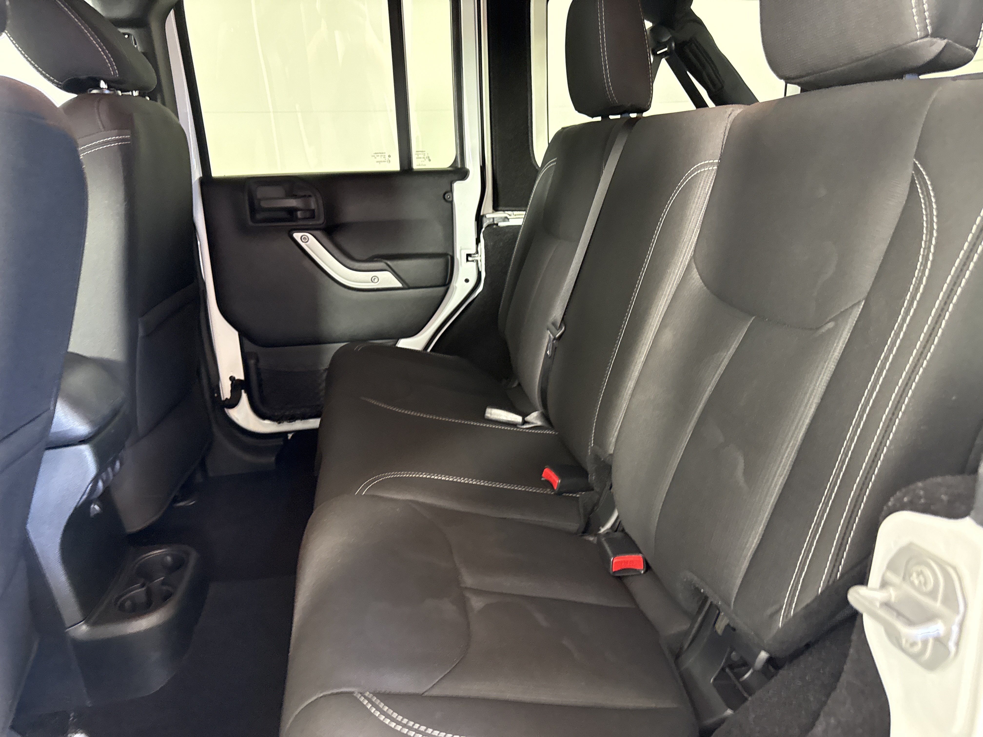 Used 2017 Jeep Wrangler Unlimited Sahara w/ Connectivity Group AWD/4WD image 13