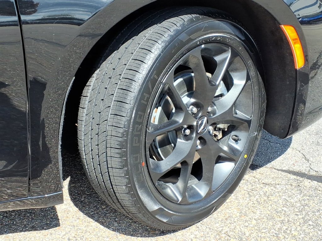 Used 2025 Chrysler Pacifica Limited FWD image 9
