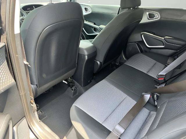 Used 2025 Kia Soul LX w/ LX Technology Package FWD image 15
