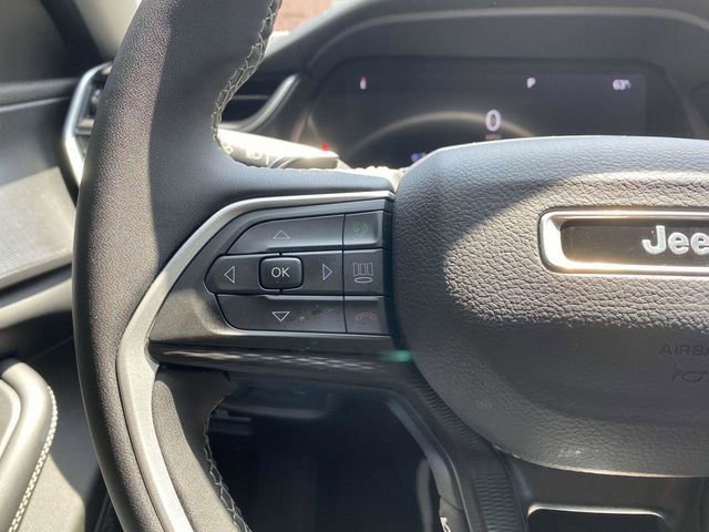 Used 2023 Jeep Grand Cherokee Laredo AWD/4WD image 31