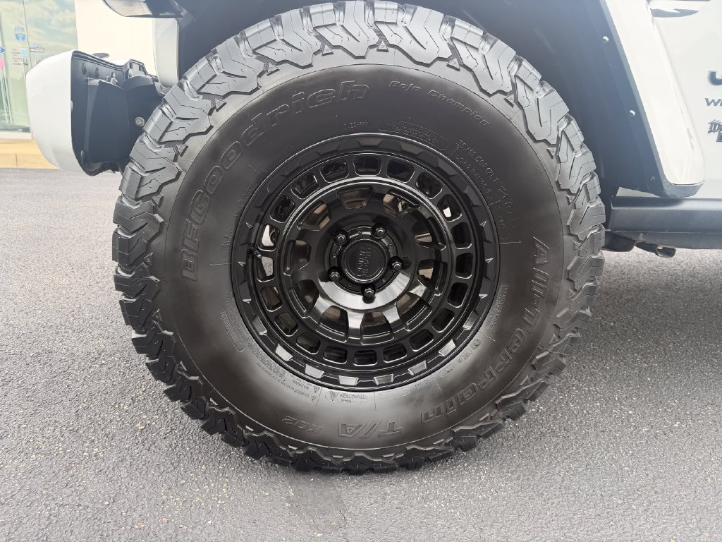 Used 2021 Jeep Wrangler Unlimited Sahara AWD/4WD image 9