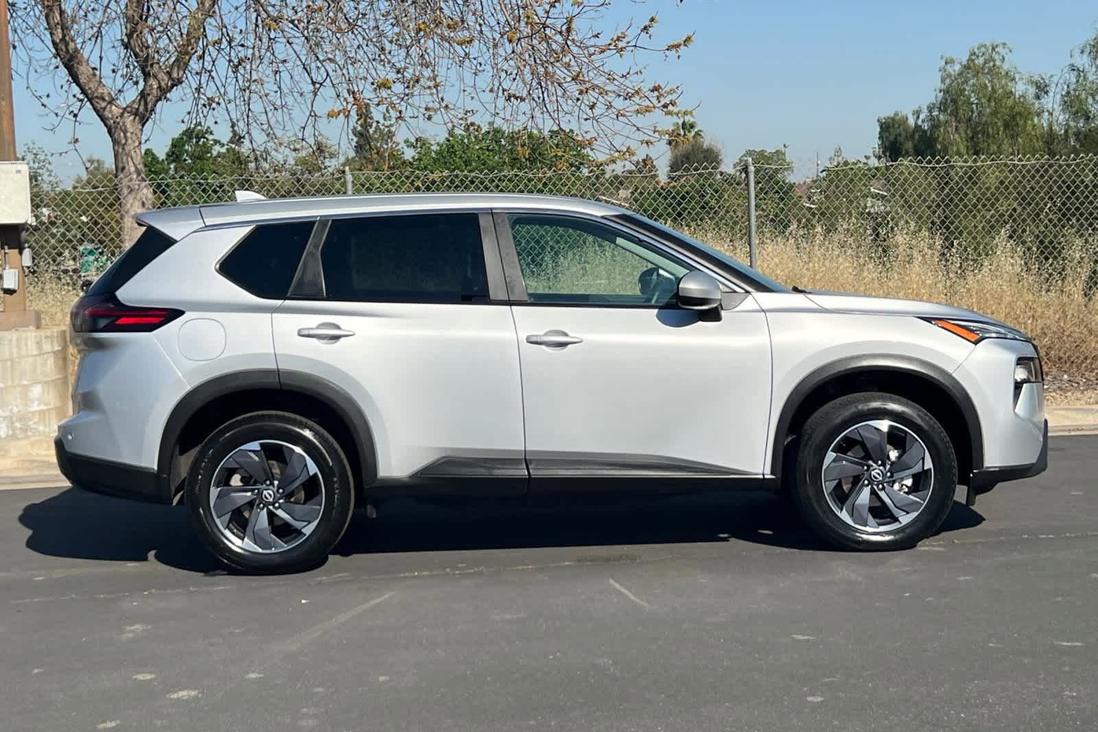 Used 2024 Nissan Rogue SV image 6