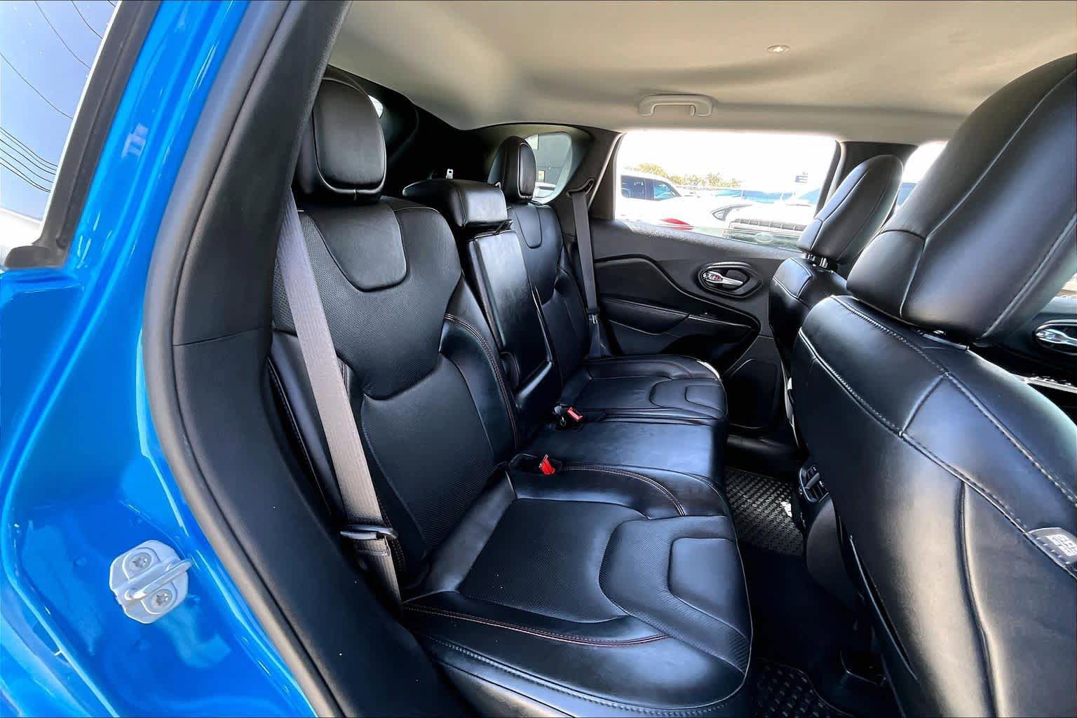 Used 2021 Jeep Cherokee Trailhawk w/ Technology Group AWD/4WD image 19