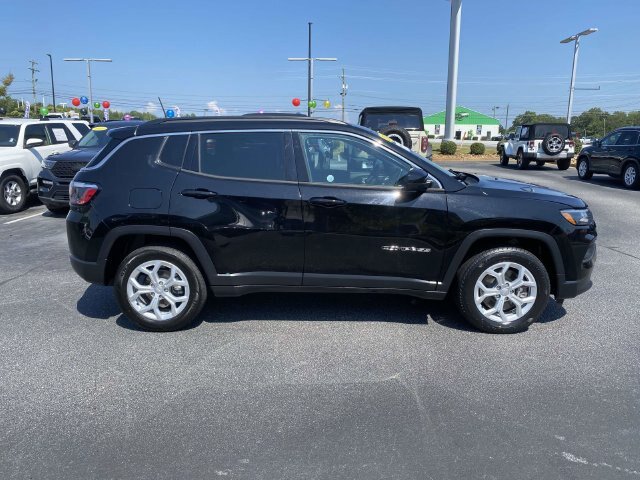 Used 2024 Jeep Compass Latitude AWD/4WD image 8