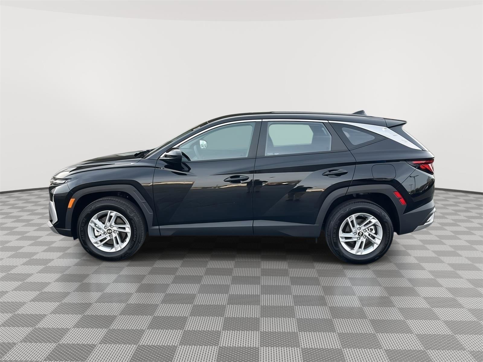 Used 2025 Hyundai Tucson SE AWD/4WD image 2