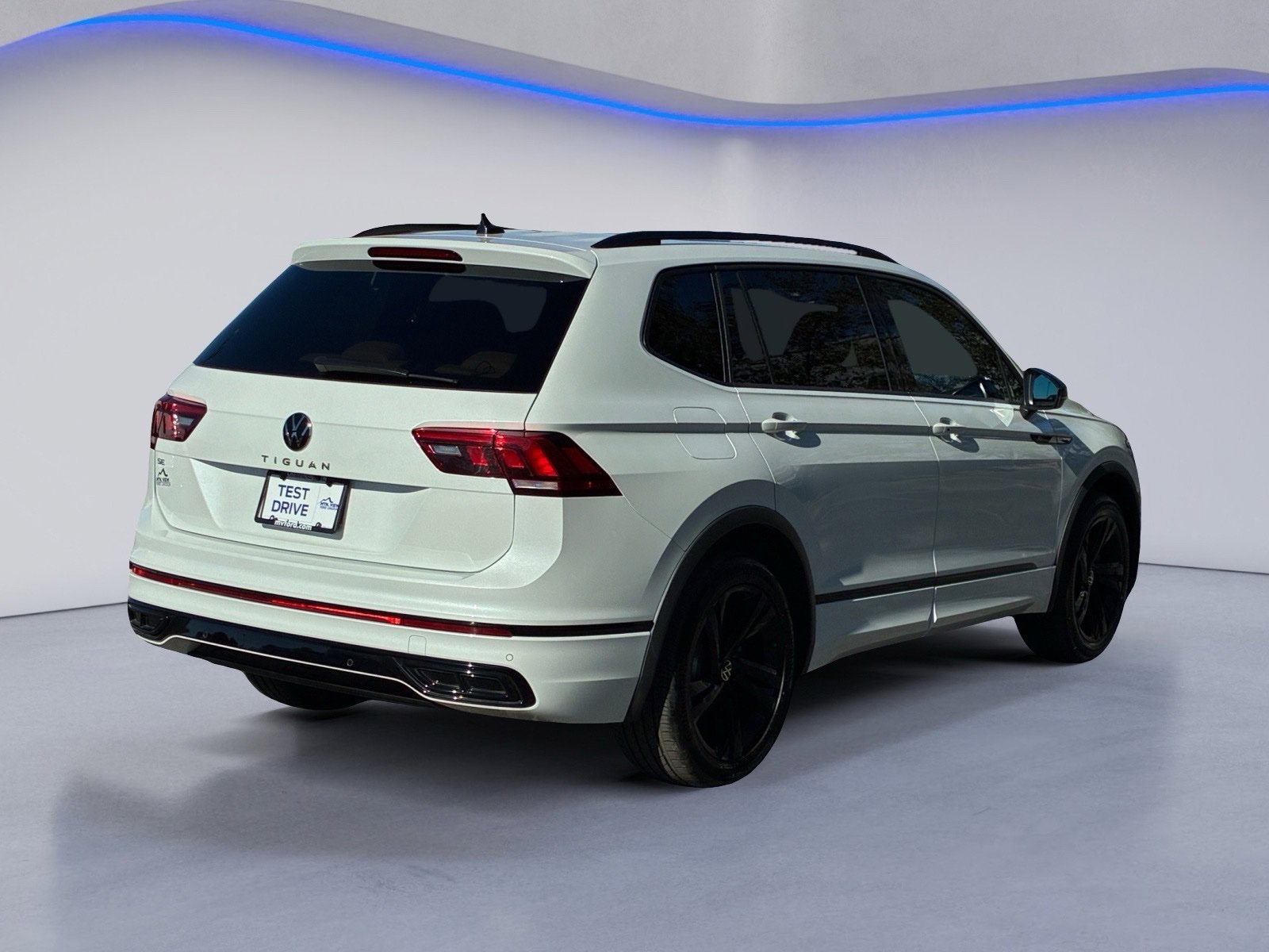 Used 2024 Volkswagen Tiguan SE R-Line FWD image 3