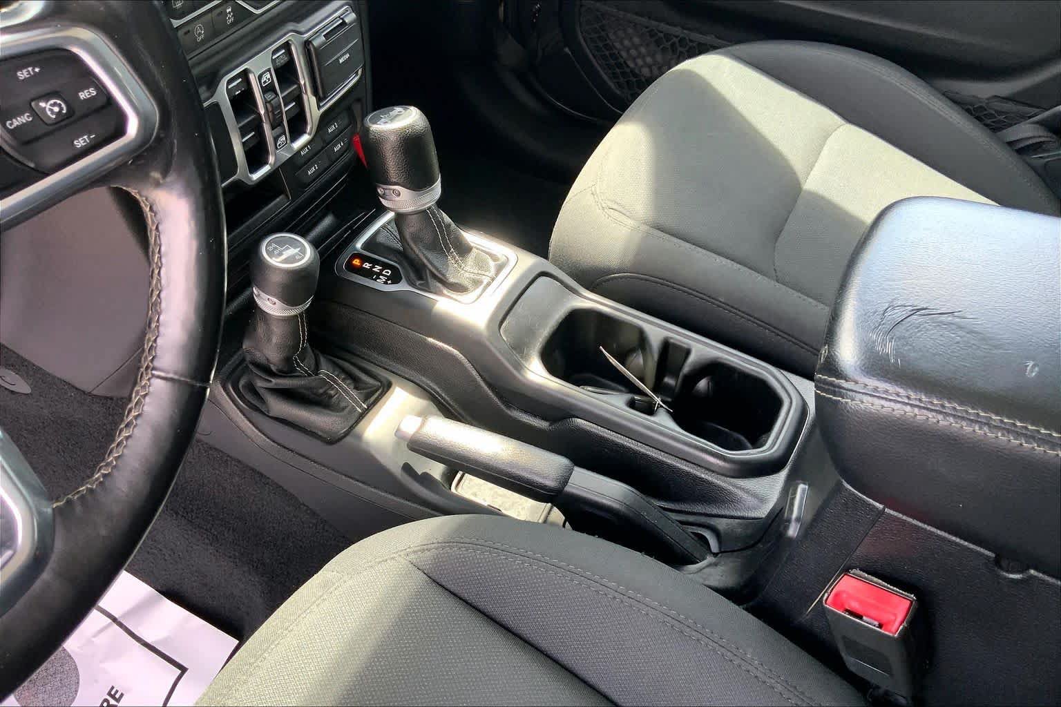 Used 2018 Jeep Wrangler Unlimited Sahara AWD/4WD image 17