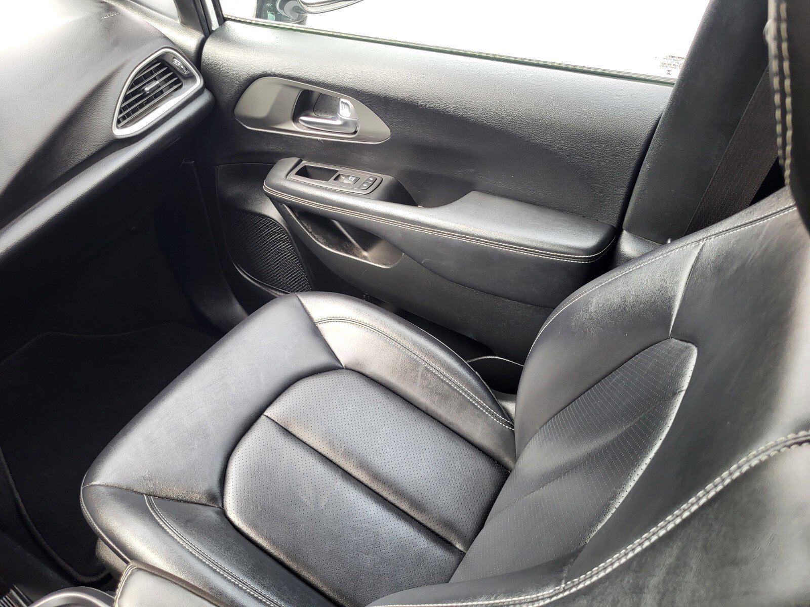 Used 2025 Chrysler Pacifica Select image 16