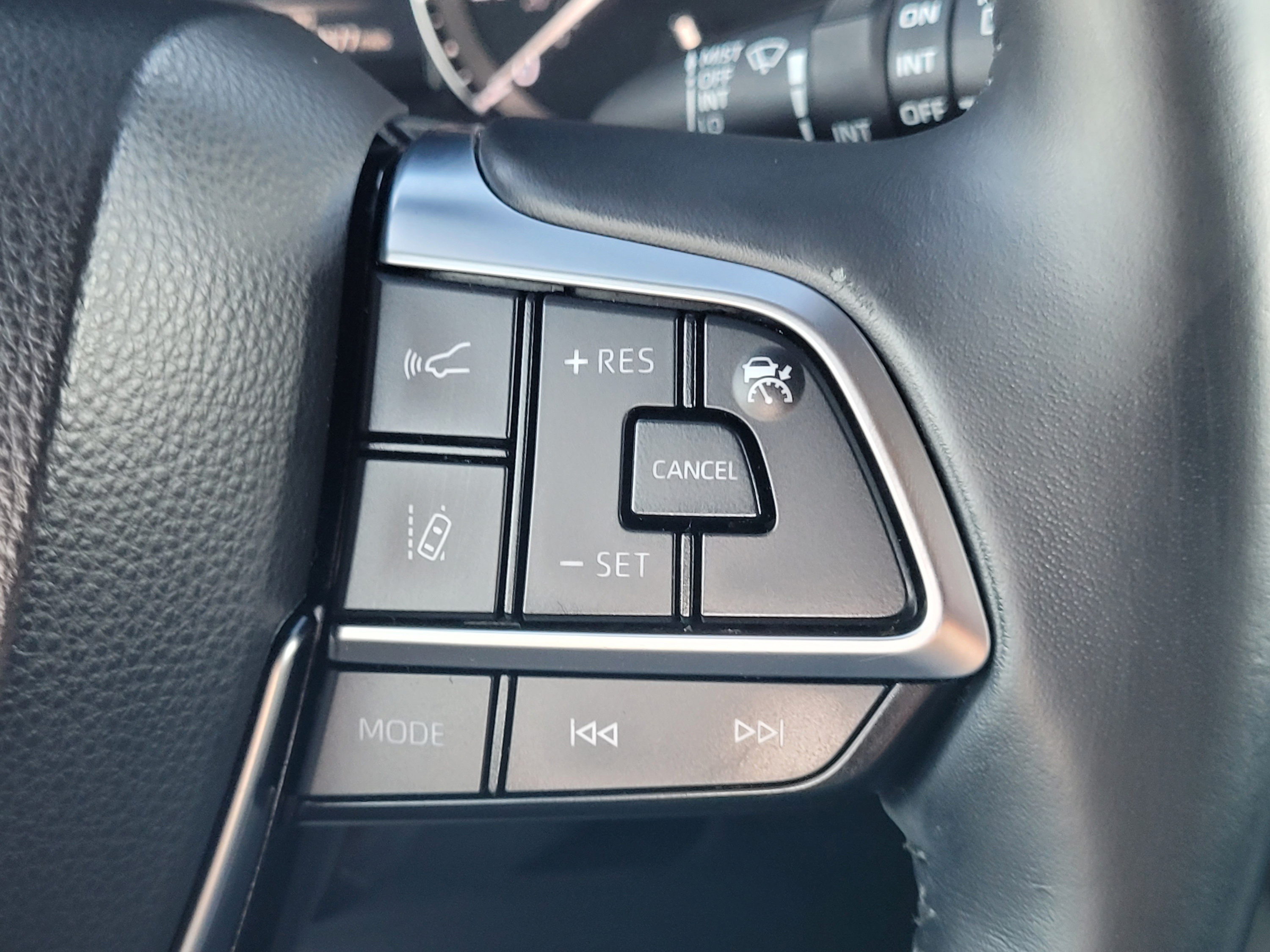 Used 2020 Toyota Highlander XLE AWD/4WD image 11