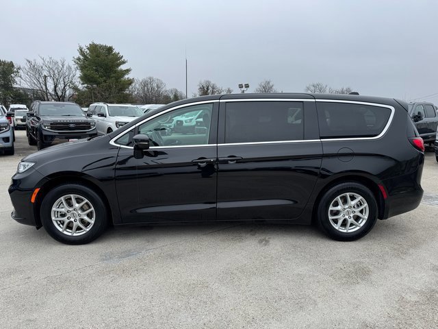 Used 2024 Chrysler Pacifica Touring-L image 2