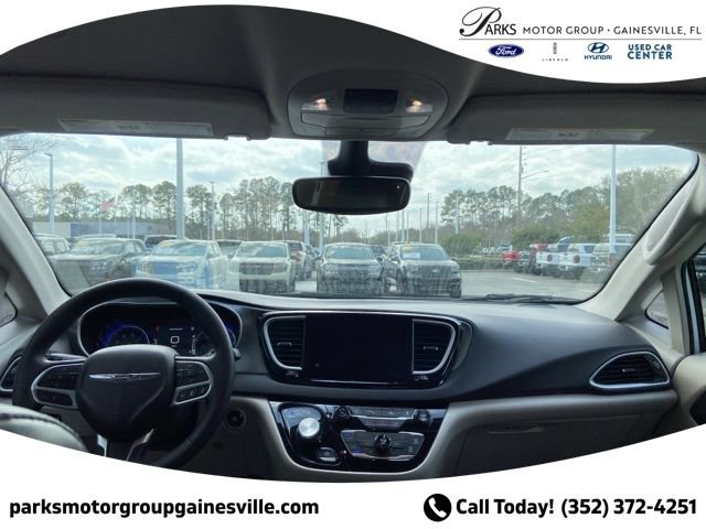 Used 2024 Chrysler Pacifica Touring-L image 15