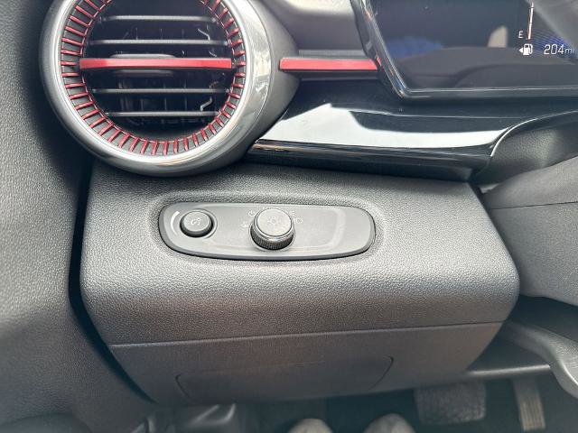 Used 2025 Chevrolet Trax RS w/ Sunroof Package image 18