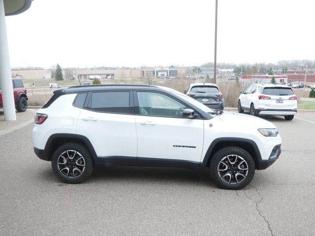 Used 2025 Jeep Compass Trailhawk AWD/4WD image 4
