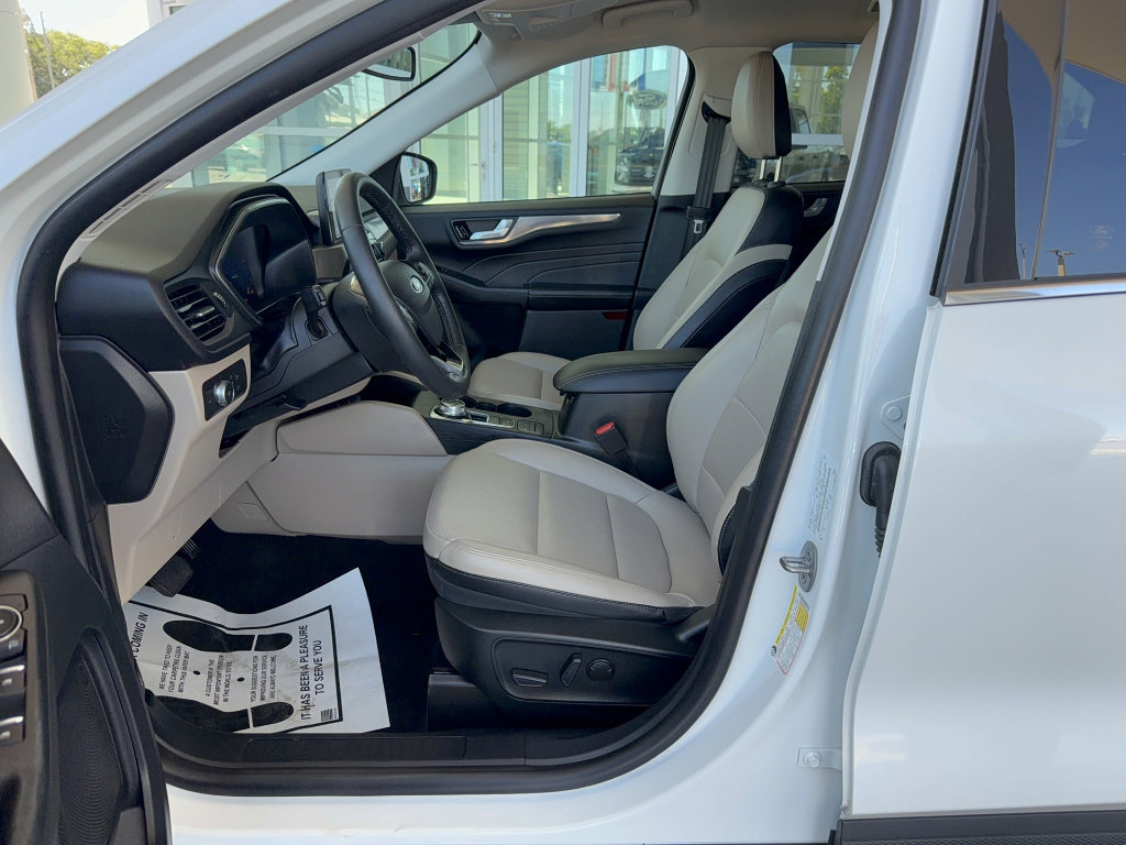 Certified 2022 Ford Escape Titanium AWD/4WD image 11