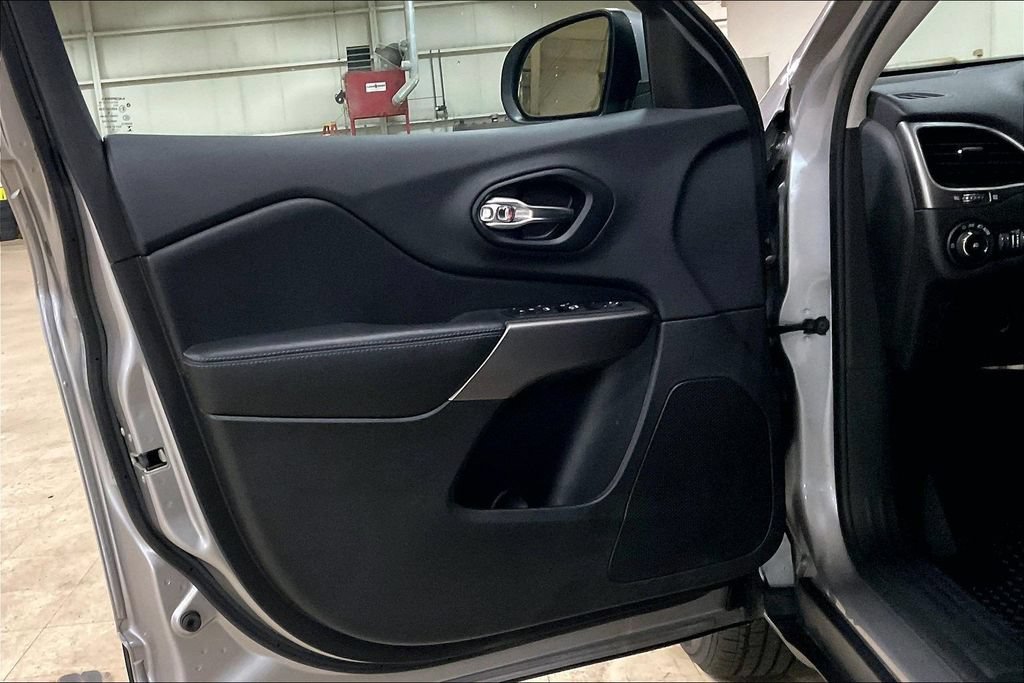 Used 2019 Jeep Cherokee Latitude Plus w/ Comfort/Convenience Group AWD/4WD image 21