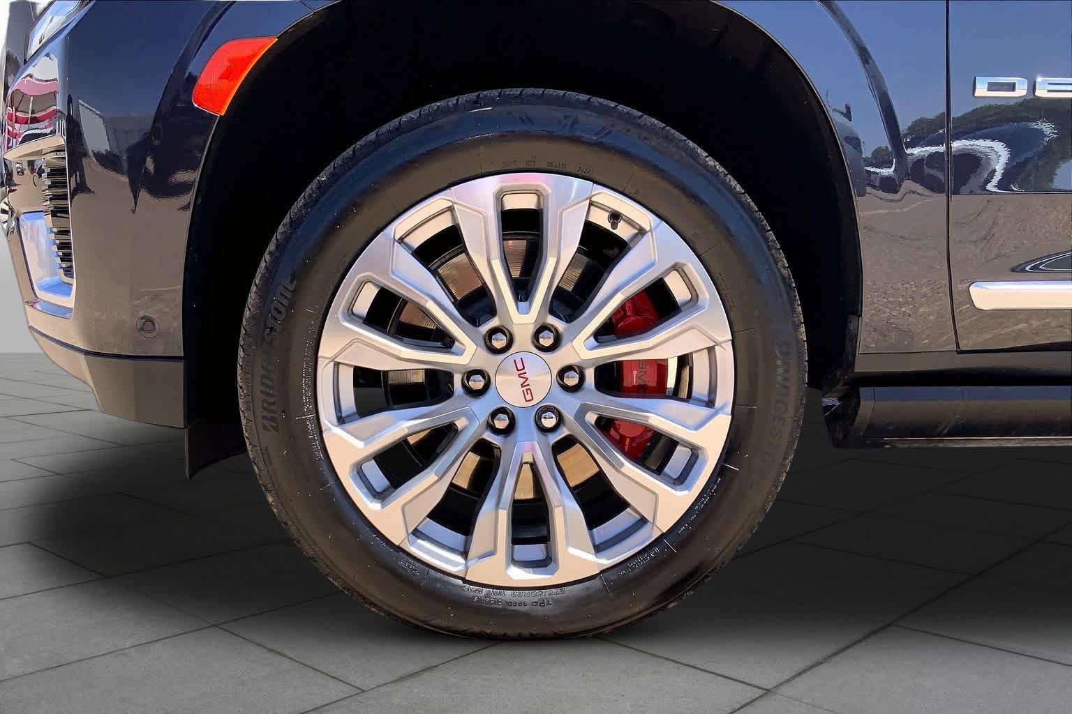 Used 2024 GMC Yukon XL Denali w/ Denali Reserve Package AWD/4WD image 11