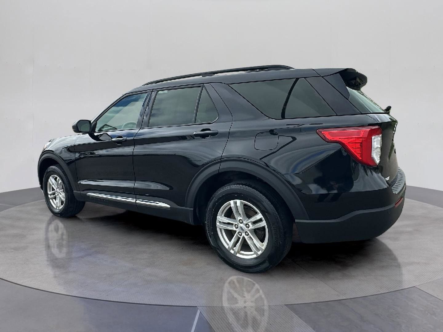 Certified 2022 Ford Explorer XLT image 3