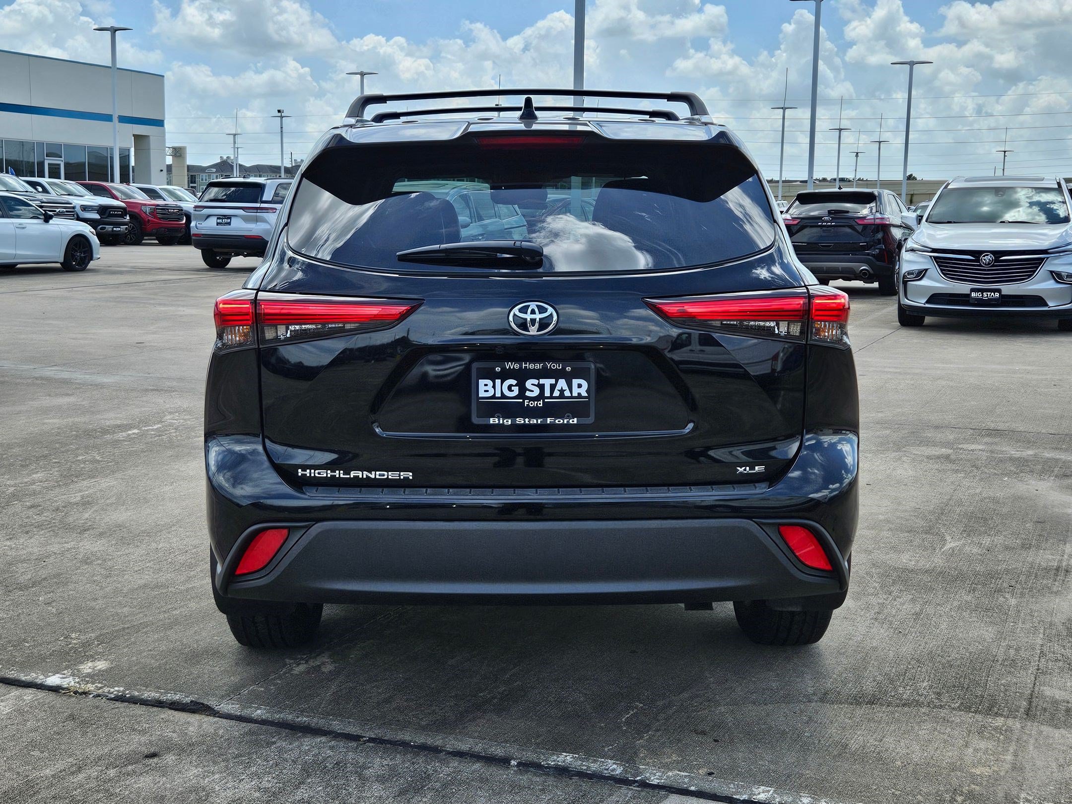 Used 2023 Toyota Highlander XLE FWD image 6
