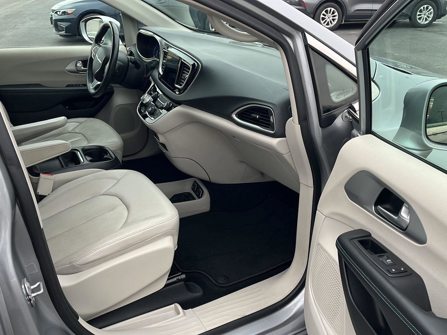 Used 2018 Chrysler Pacifica Touring-L image 12