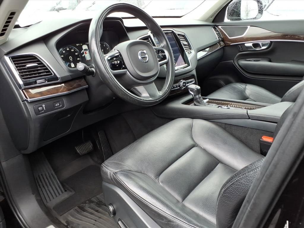 Used 2017 Volvo XC90 T6 Momentum w/ Vision Package image 15
