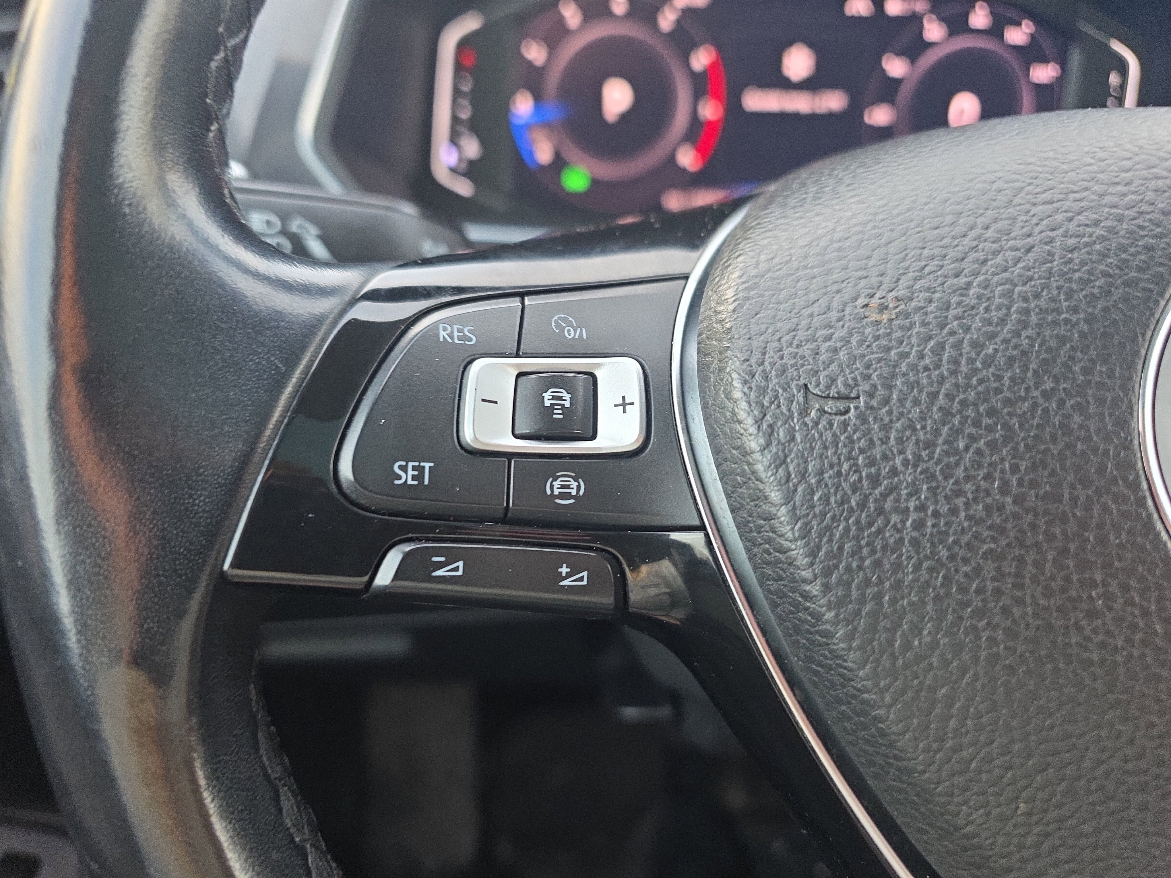 Used 2019 Volkswagen Tiguan SEL w/ 3rd Row Seat Package image 33