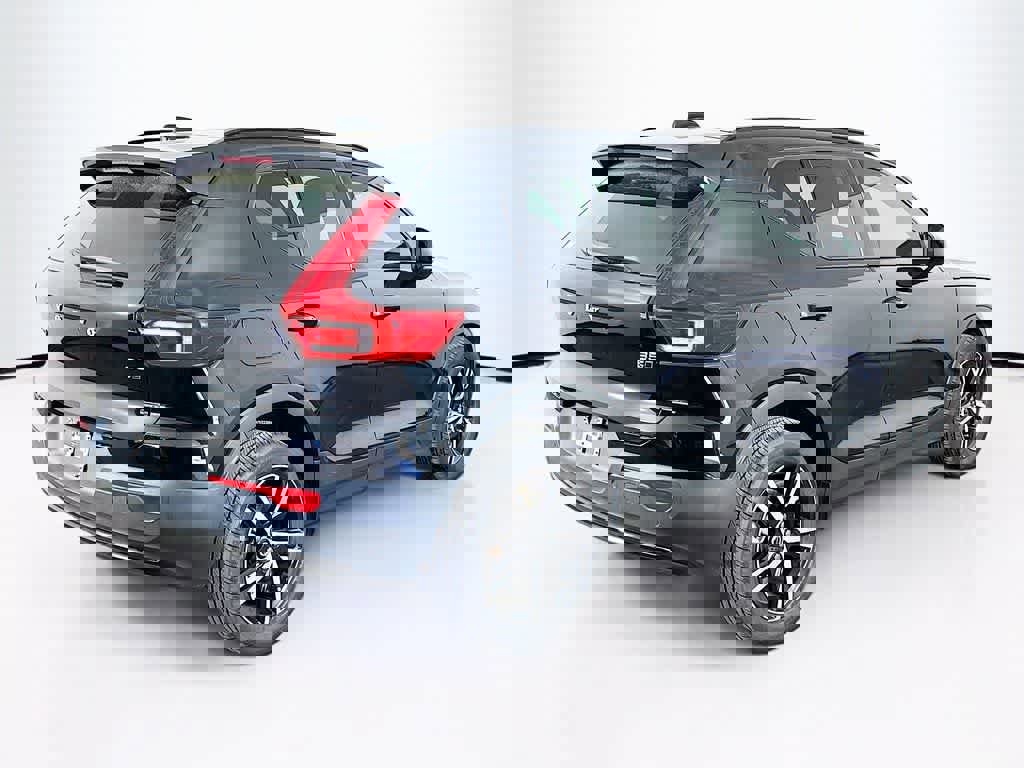 Used 2023 Volvo XC40 B5 Plus image 5