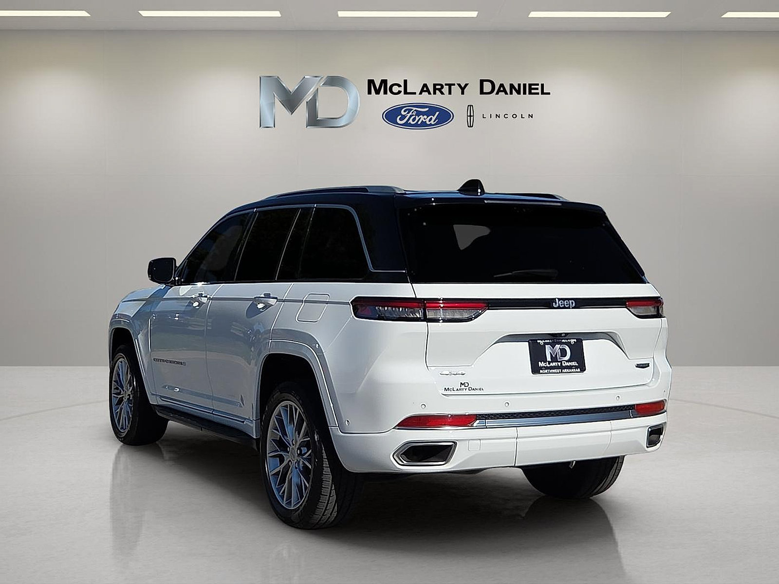 Used 2023 Jeep Grand Cherokee Summit w/ Adv Protech Group IV AWD/4WD image 4