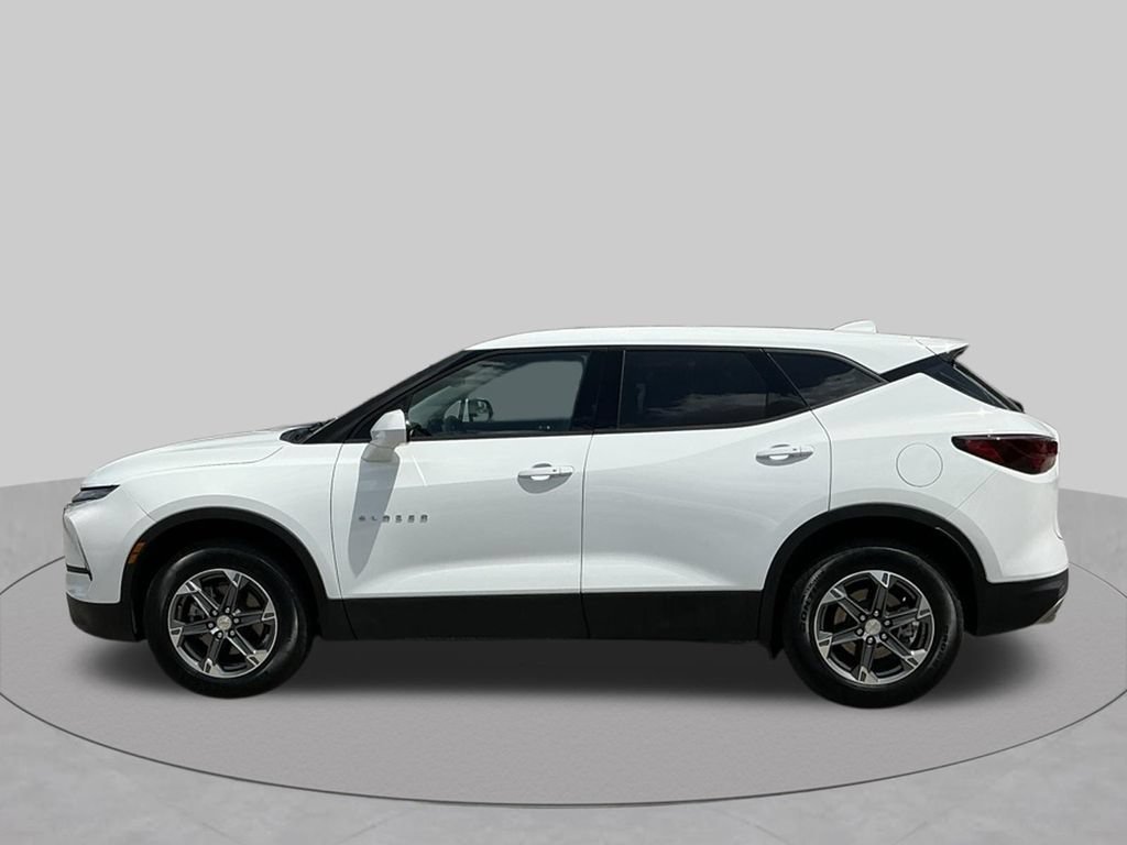 Used 2025 Chevrolet Blazer LT FWD image 3
