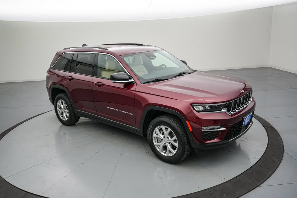 Used 2023 Jeep Grand Cherokee Limited w/ Luxury Tech Group II AWD/4WD image 2