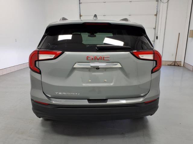 Used 2024 GMC Terrain SLE w/ Driver Convenience Package FWD image 4