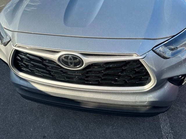 Used 2022 Toyota Highlander XLE AWD/4WD image 3
