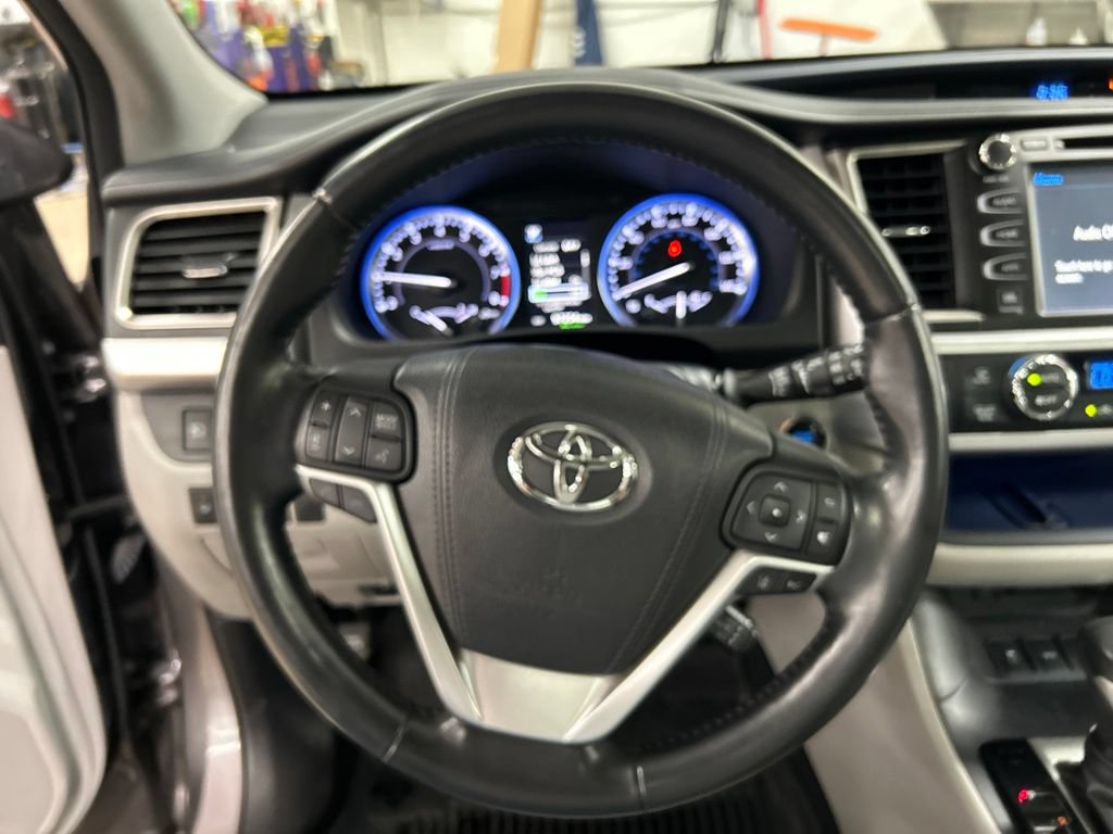 Used 2018 Toyota Highlander Limited Platinum AWD/4WD image 17