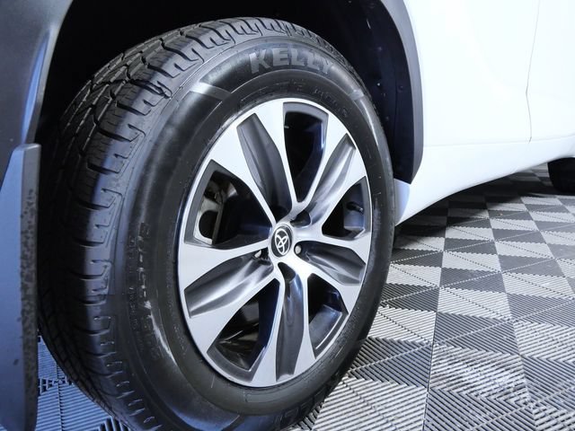 Used 2023 Toyota Highlander XLE AWD/4WD image 7
