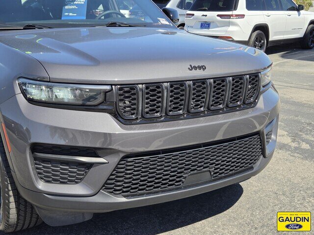 Used 2024 Jeep Grand Cherokee Altitude AWD/4WD image 2