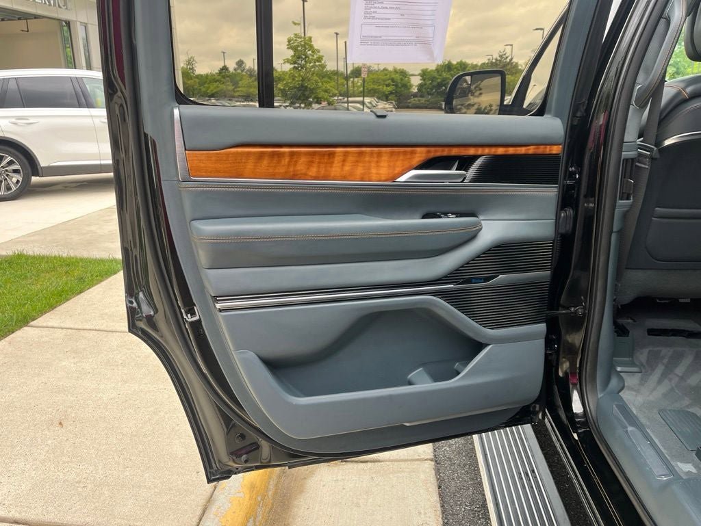 Used 2022 Jeep Grand Wagoneer Series III AWD/4WD image 21