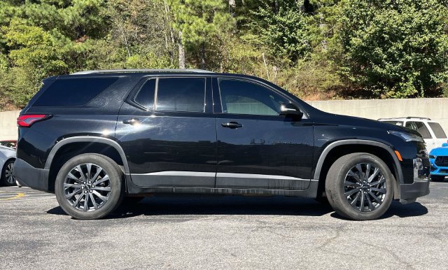 Used 2023 Chevrolet Traverse RS FWD image 2