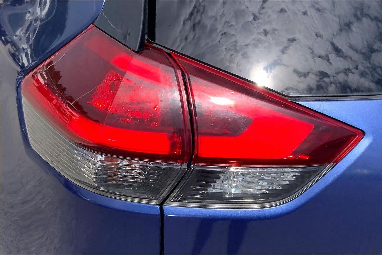 Used 2018 Nissan Rogue SV FWD image 29